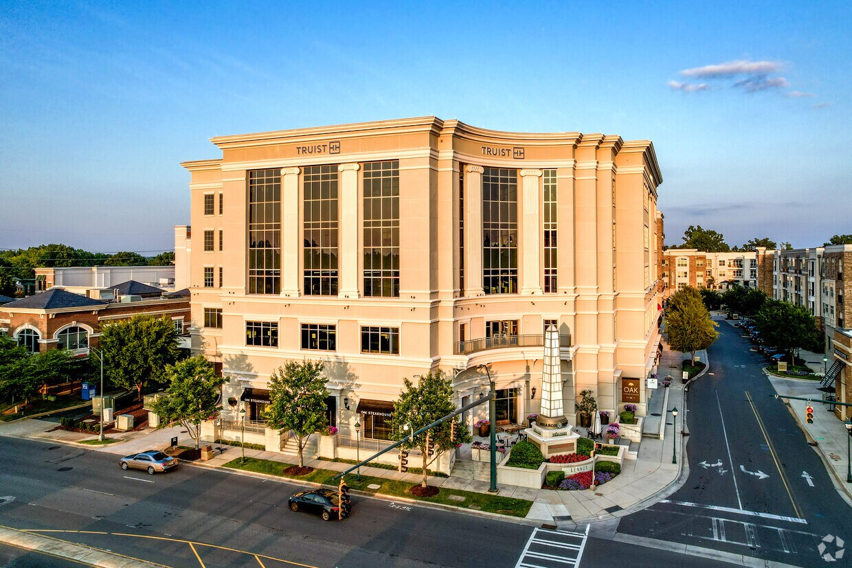 Foto del edificio - 4810-4940 Ashley Park Ln