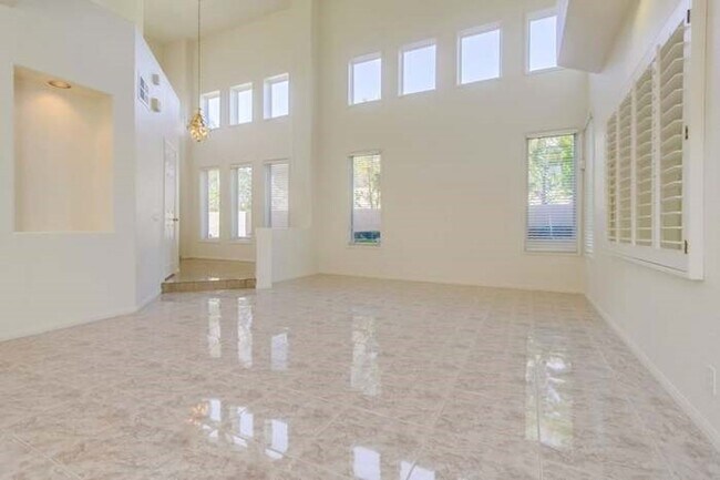 Foto del edificio - Beautiful 3 Bedroom 2.5 Bathroom home over...