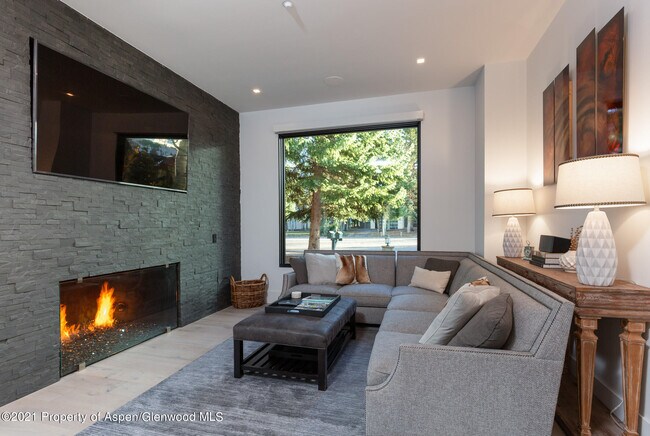Building Photo - 1470 Sierra Vista Dr