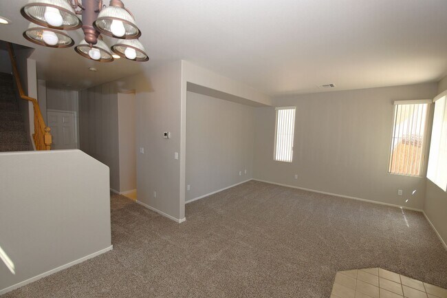 Foto del edificio - CLASSIC AND MOVE-IN READY 2 STORY HOME IN NORTH LAS VEGAS - 89031