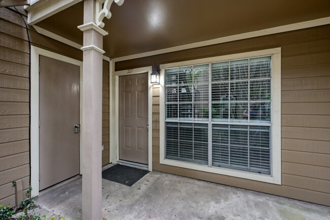 Building Photo - 1860 White Oak Dr