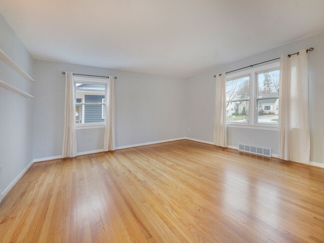 Living room - 516 Berkley Ave
