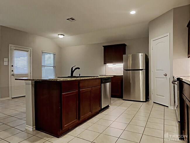 Foto del edificio - 1308 Basswood Ln