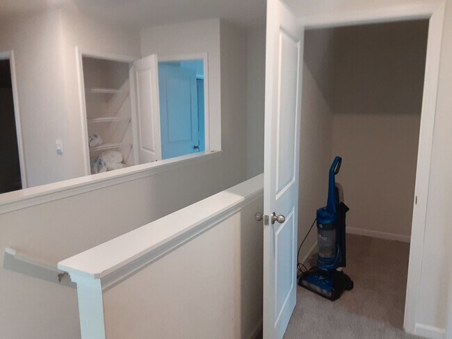 Building Photo - Charming Four Beroom Home in Southeast Col...