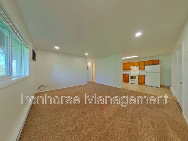 Building Photo - 809 W Villard St