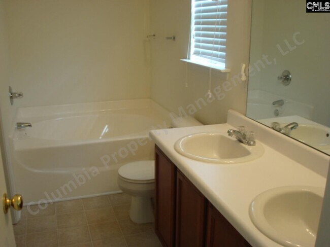 Building Photo - 132 Kingston Ridge Dr
