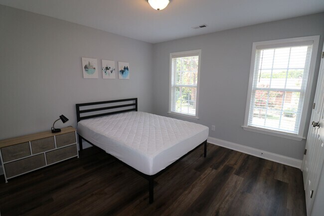 Front bedroom - 2505 Vesson Ave