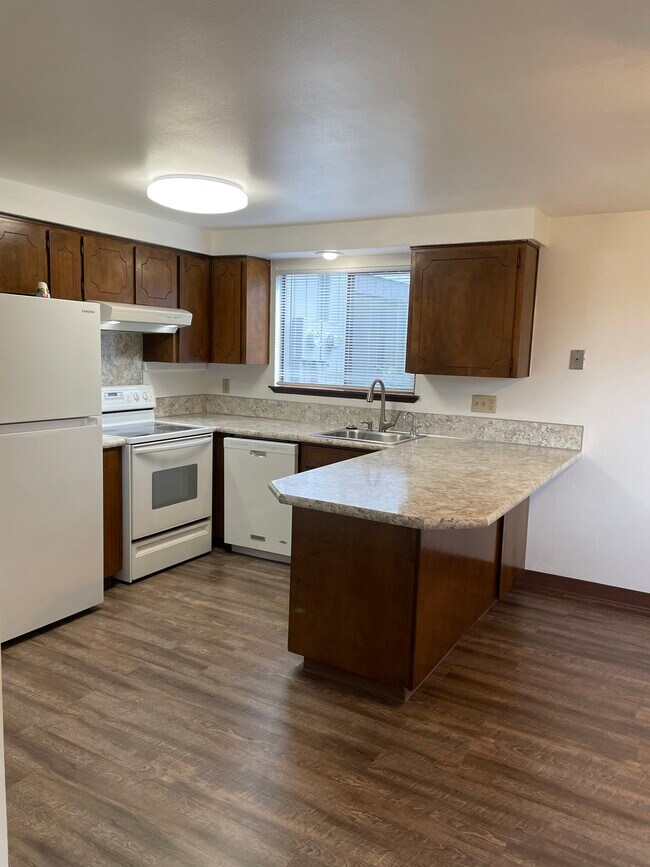 Kitchen - 1424 NE 140th Ave