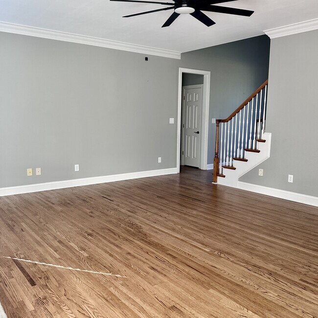 Building Photo - 5982 Valley Way