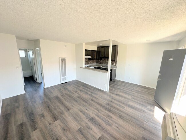 Foto del edificio - Nicely updated 1bd/1ba with parking included! Laundry on site!!