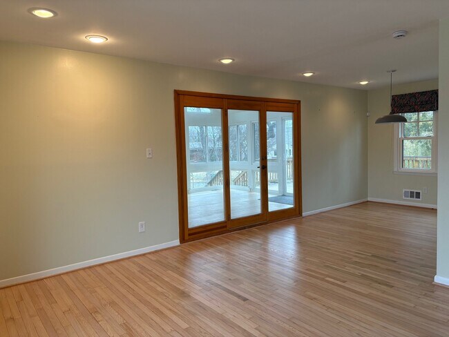 Building Photo - 1211 Van Buren Cir