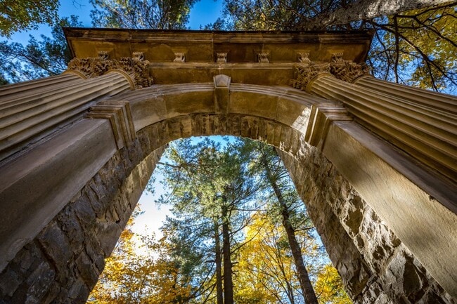 Vue en contre-plongée d’une imposante ruine d’abbaye au domaine Mackenzie-King.