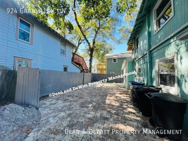 Foto del edificio - 924 Granville Ct N