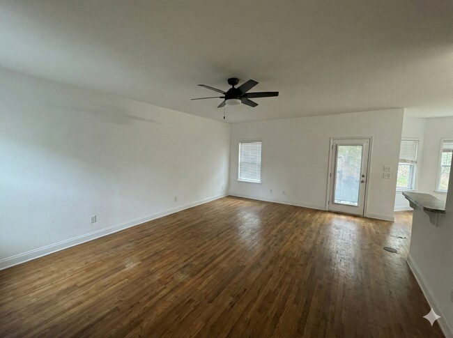 Foto del edificio - 4 Bedroom Downtown Beauty!