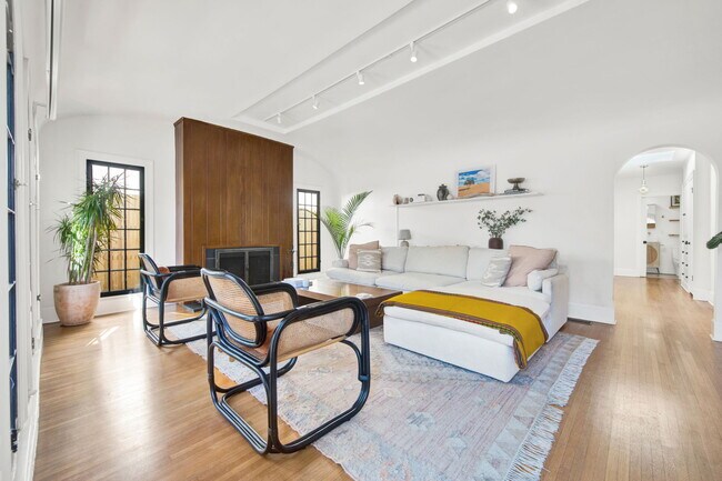 Foto del edificio - 812 S Curson Ave