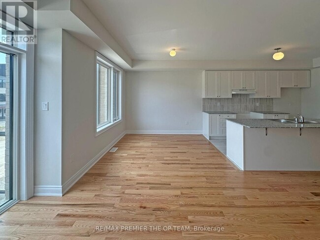 Photo du bâtiment - 3737 Major MacKenzie Dr W