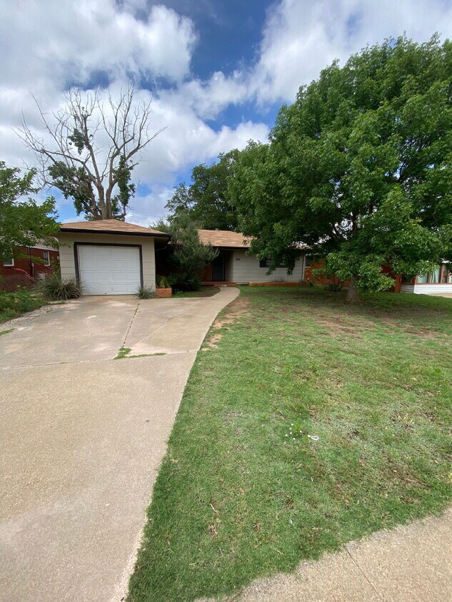 Foto principal - Charming 3-Bedroom Lubbock Home with Spaci...