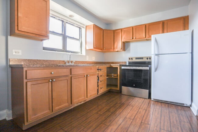 Building Photo - 9016 Lamon Ave