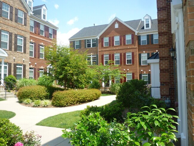 Building Photo - Must-See Townhome in West Broad Village