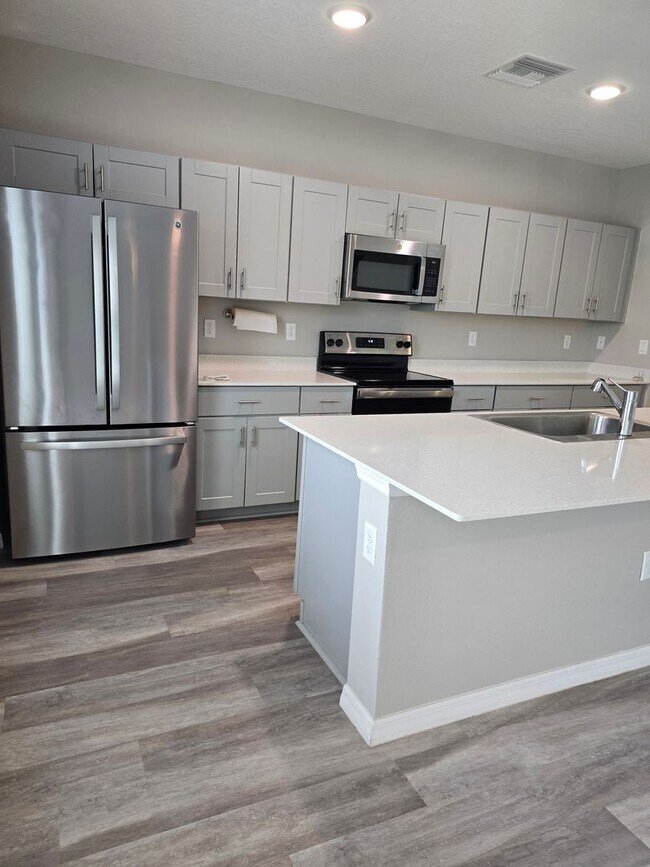 Building Photo - Lakeland 5 Bedroom 3 Bath