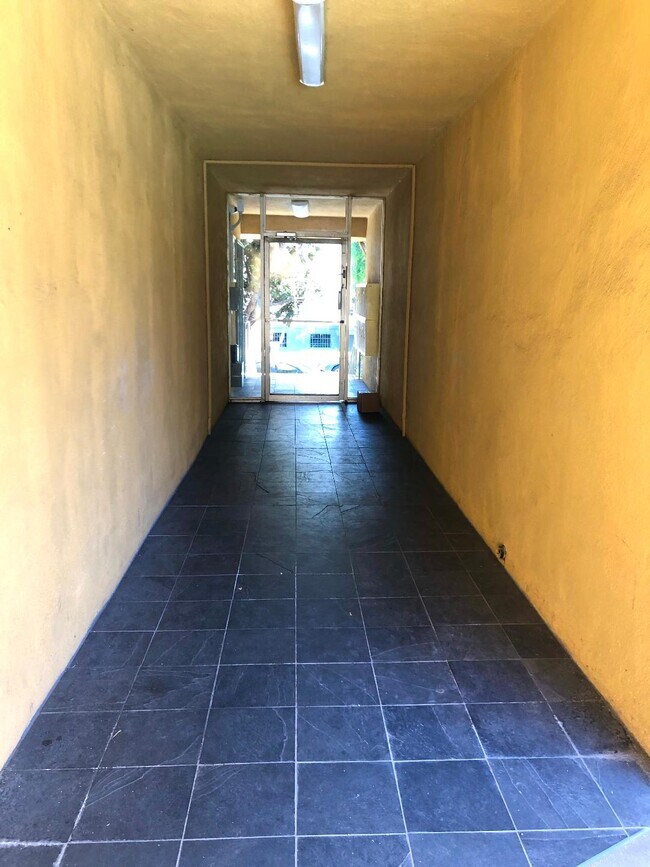 Entrance Hallway - 3145 S Canfield Ave