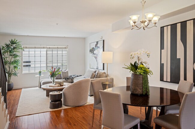 Family Room - 109 S St Andrews Pl
