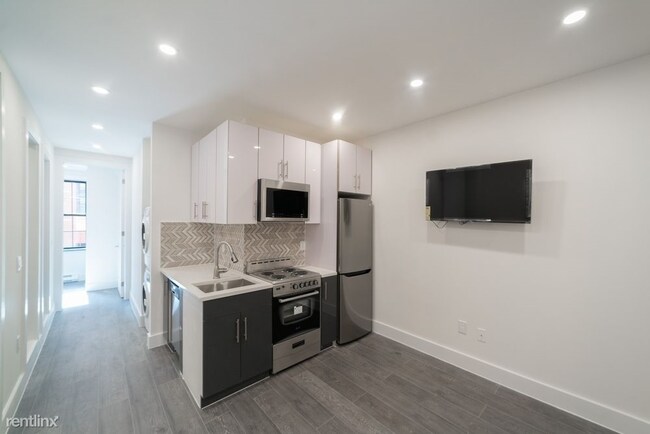 Foto del edificio - 3 br, 1 bath Apartment - 60 Seaman Ave
