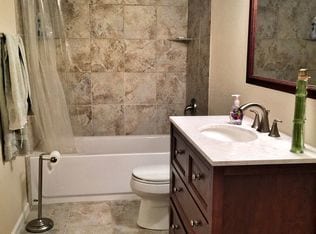 Foto del edificio - "Spacious 4-Bedroom Aurora Gem with Cozy Fireplace and 3 Full Baths!"