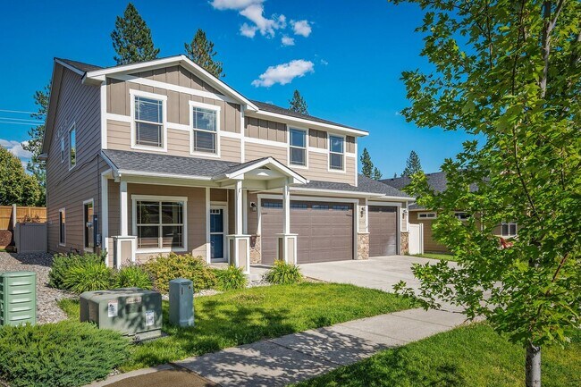 Foto del edificio - 5 bed 2.5 bath with office and 4 car garage