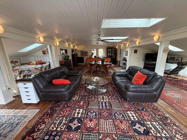 Foto del edificio - 60 Woodard Rd