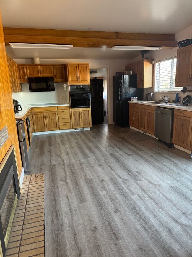 Building Photo - Student Housing: Private Bedroom