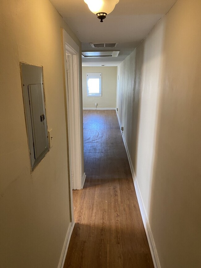 Building Photo - Duplex 2 bd 1 ba