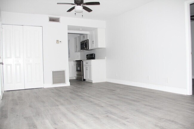 Foto del edificio - 230 Lake Frances Dr