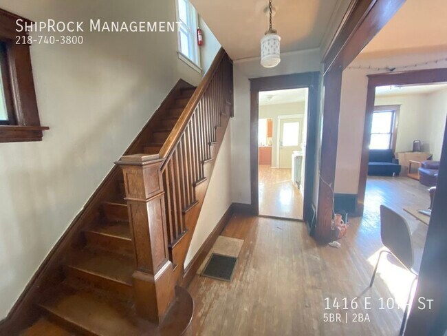 Foto del edificio - 1416 E 10th St