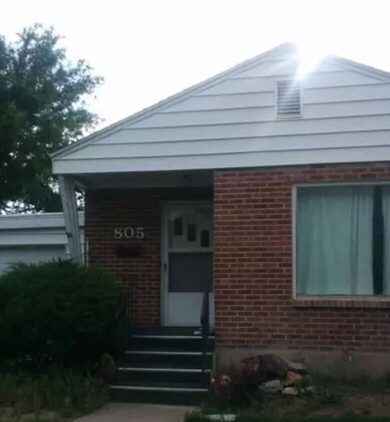 Building Photo - 805 Hillcrest Ave