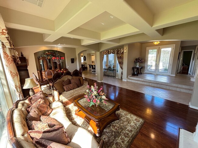 Building Photo - Gorgeous 4bed/4.5 bath home in Queensridge!