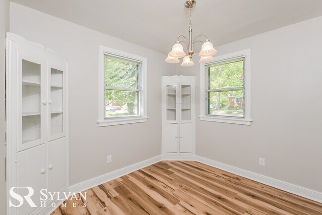 Building Photo - Charming brick home move-in ready