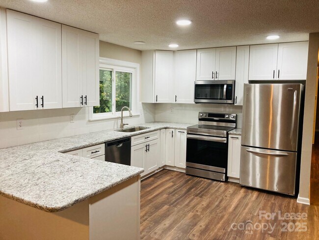 Foto del edificio - 2177 Lynmore Dr