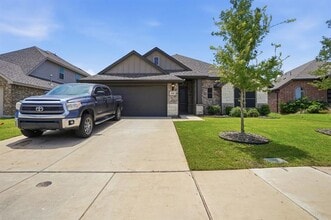 Building Photo - 820 Boomer Ln