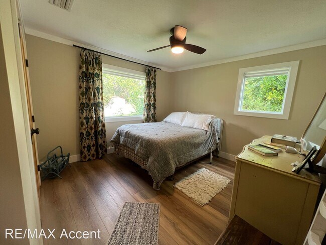 Foto del edificio - 4 br, 2 bath House - 1013 Cedar St. NE