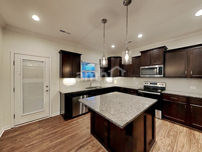 Foto del edificio - 500 Horseman Park Pl