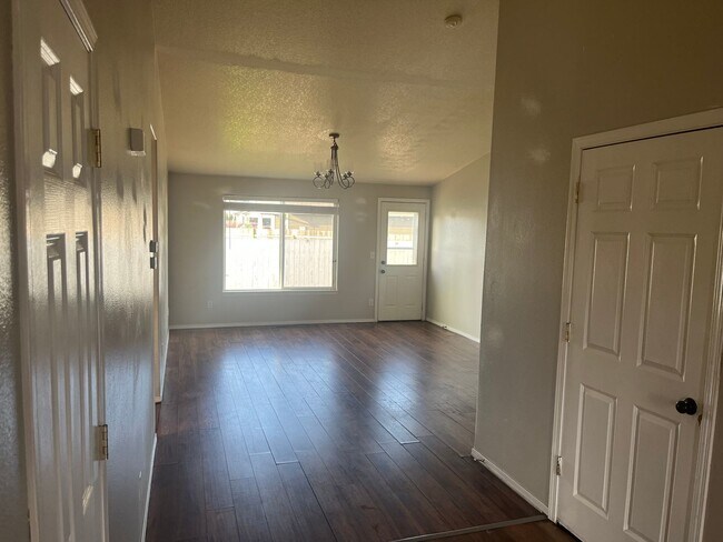 Foto del edificio - Bright & Updated 3-Bed, 2-Bath Home with Private Fenced Yard – No Rear Neighbors!!
