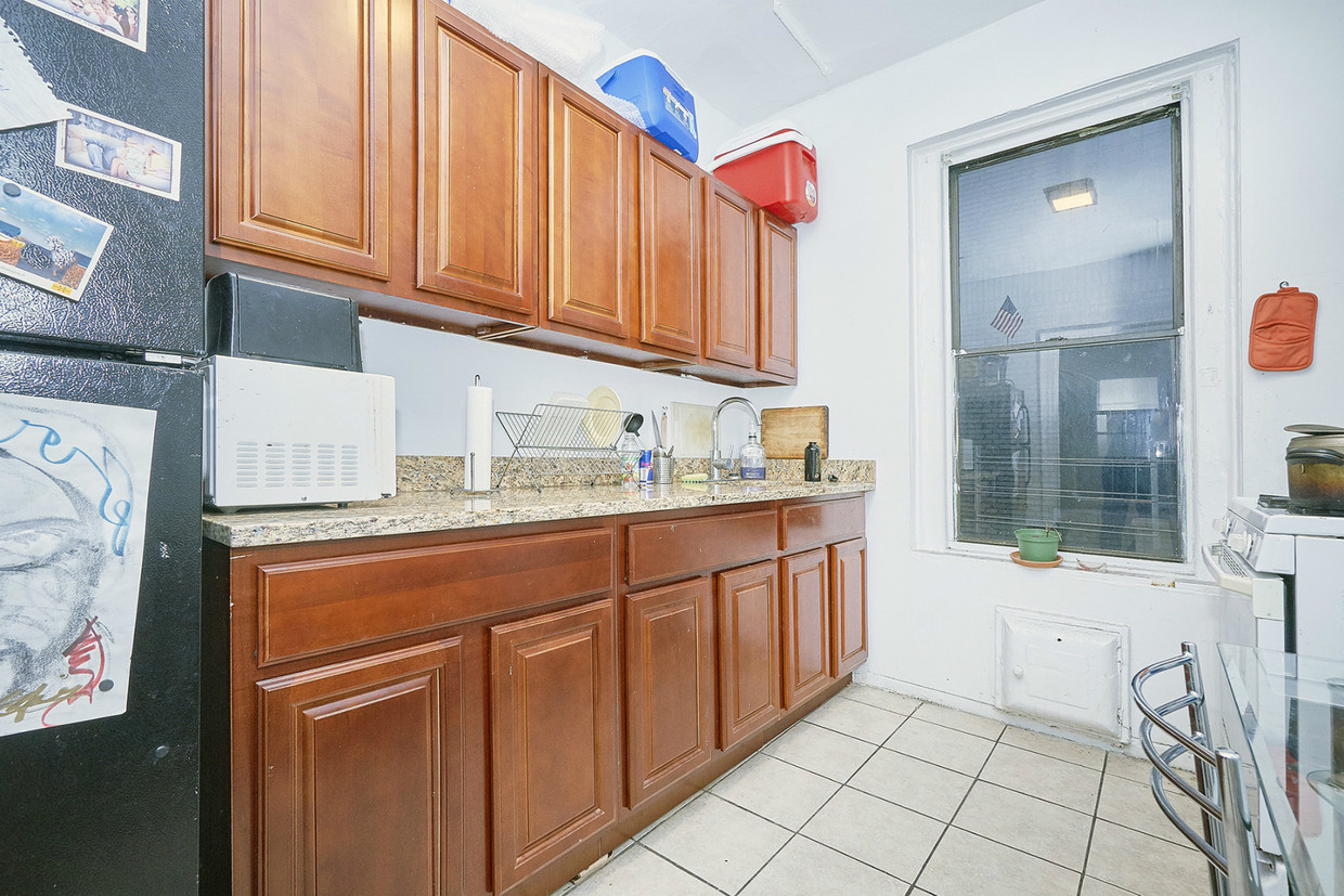 Primary Photo - 170 Vermilyea Ave