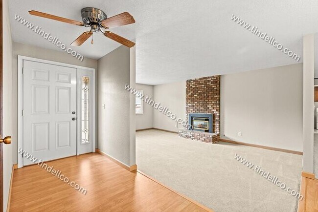 Building Photo - Delightful Updated Spacious Home On Cul-De...