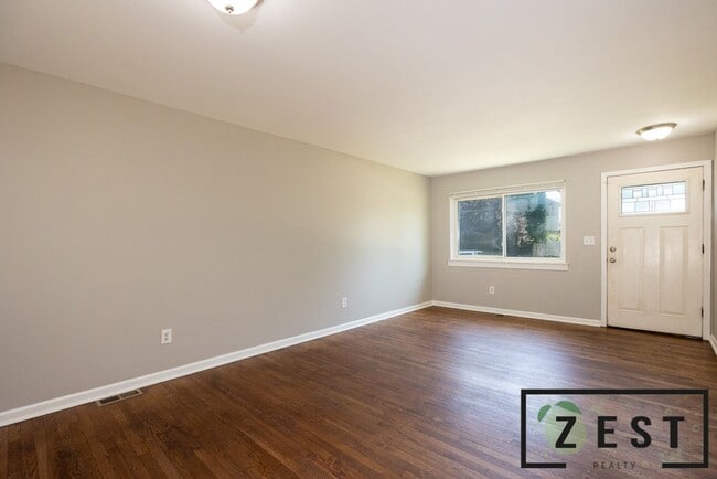 Building Photo - 3 BED 1 BATH HOME