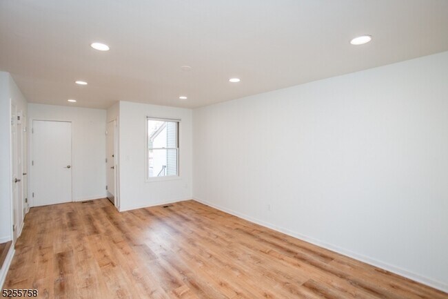 Foto del edificio - 244 Spruce Ct