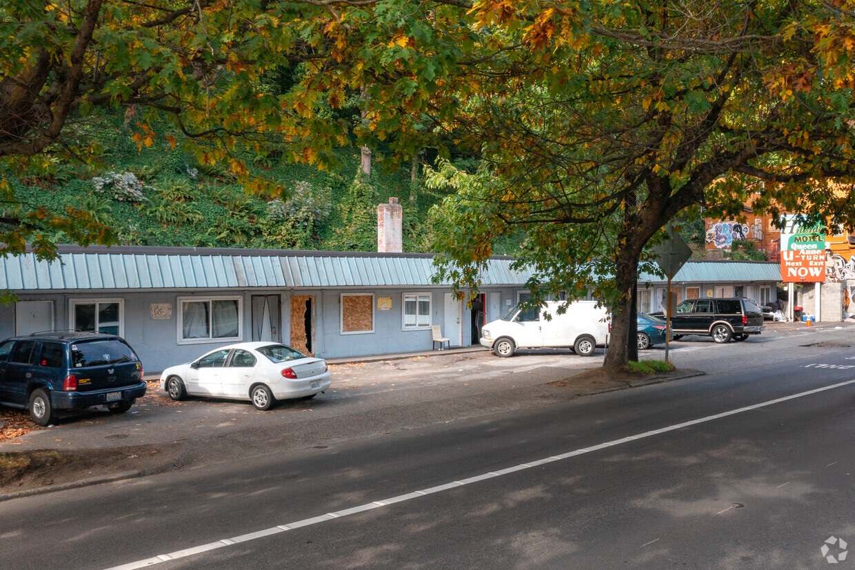 Hillside Motel Has Direct Highway Access - 2473 Aurora Ave N