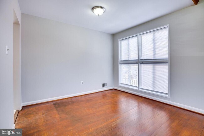 Building Photo - 502 N Mansfield St
