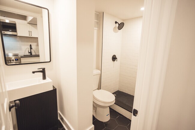 Foto del edificio - Albemarle Studio Apartments