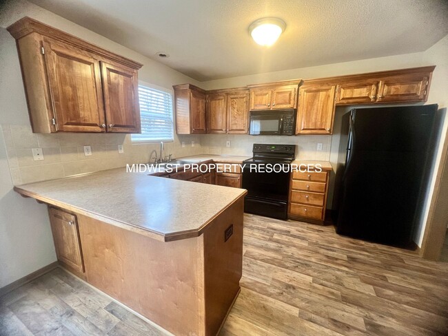 Foto del edificio - Spacious 3 Bedroom, 2 Bath Townhome availa...